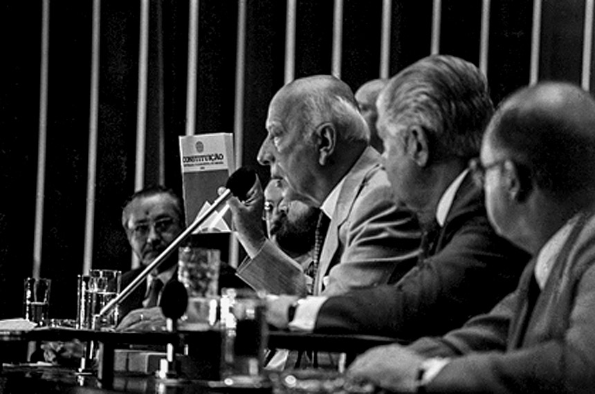 O deputado Ulysses Guimarães apresenta o primeiro exemplar da Constituição de 1988