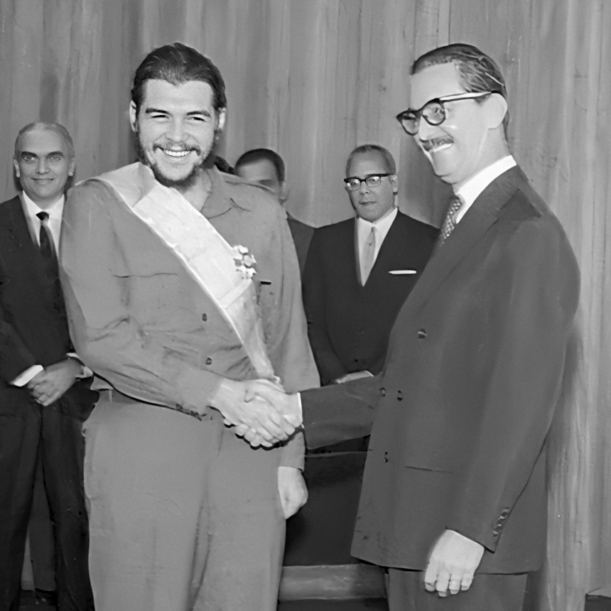 Jânio condecora Che Guevara: apoio dos sindicatos, crítica das Forças Armadas (foto: Agência Nacional - Arquivo Nacional)