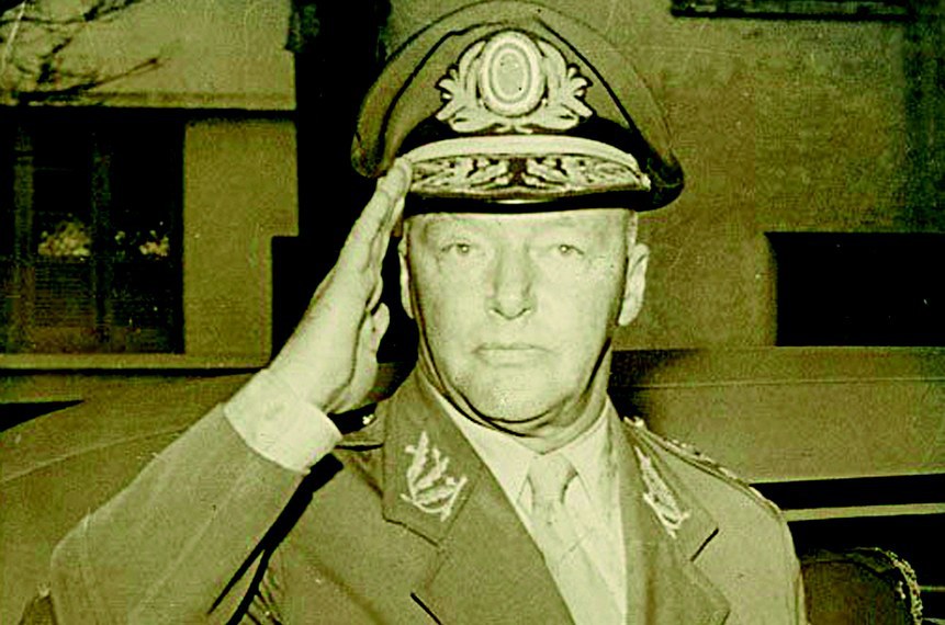 O general Lott, responsável por frear os golpes de 1955 e preservar a democracia