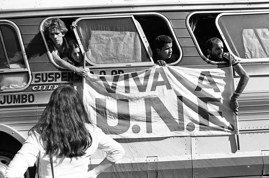 Estudantes em ônibus se dirigem a passeata pelas eleições diretas no país, em 1984. O movimento Diretas Já, proposto pelo senador Teotônio Vilela, teve a adesão da UNE