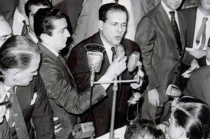 Em 1962, João Goulart (D) é o primeiro presidente do Brasil a visitar a sede da UNE