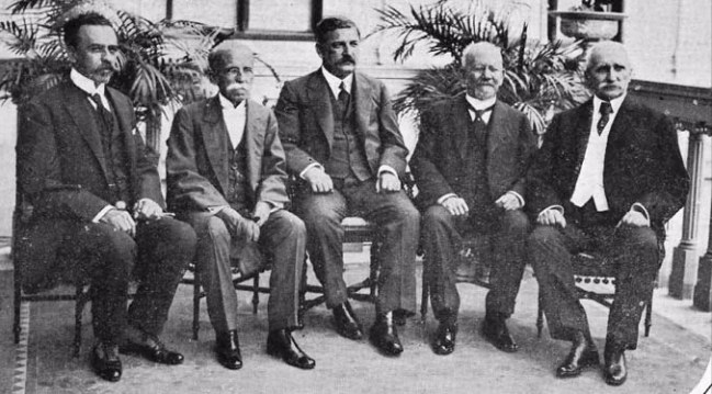 O senador Ruy Barbosa (2º à esq.) e o presidente Wenceslau Braz (C) em 1917, em reunião sobre a Primeira Guerra Mundial