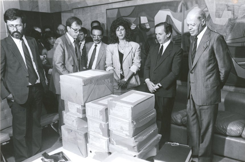 Pilhas de papéis com a proposta do Orçamento chegam ao Congresso em 1989
