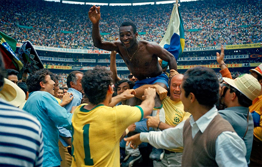 Pelé comemora o tricampeonato mundial no México em 1970
