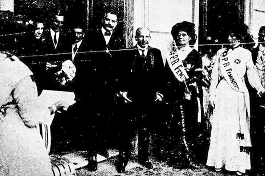 O presidente Hermes da Fonseca recebe em 1911 integrantes do Partido Republicano Feminino, associação feminista fundada por Leolinda Daltro (foto: Revista da Semana/Biblioteca Nacional Digital)