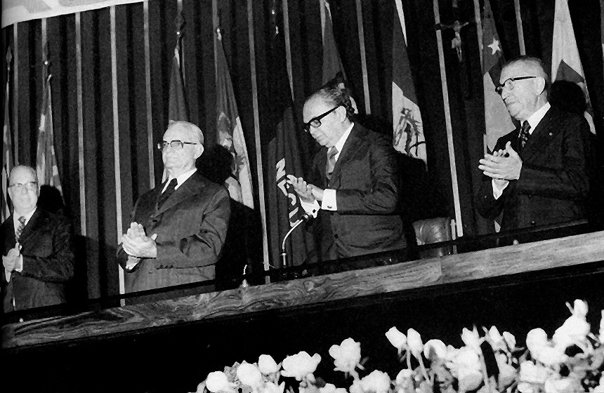 Em sessão conduzida por Petrônio (2º à dir.), Geisel (2º à esq.) assume Presidência (imagem: Arquivo do Senado)