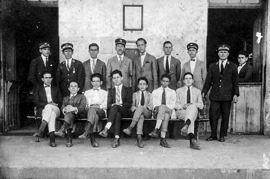 Funcionários da Companhia Paulista de Estadas de Ferro (foto: Museu Ferroviário de Bauru)