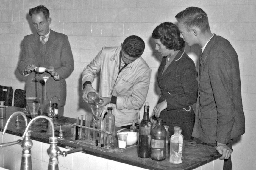 Laboratório de escola estadual em Curitiba, nos anos 1970: cursos profissionalizantes exigiam investimento em infraestrutura