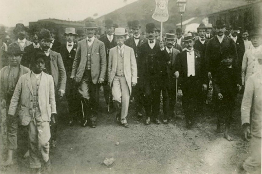 O presidenciável Ruy Barbosa (de terno claro) participa de passeata na cidade mineira de Queluz (atual Conselheiro Lafaiete)