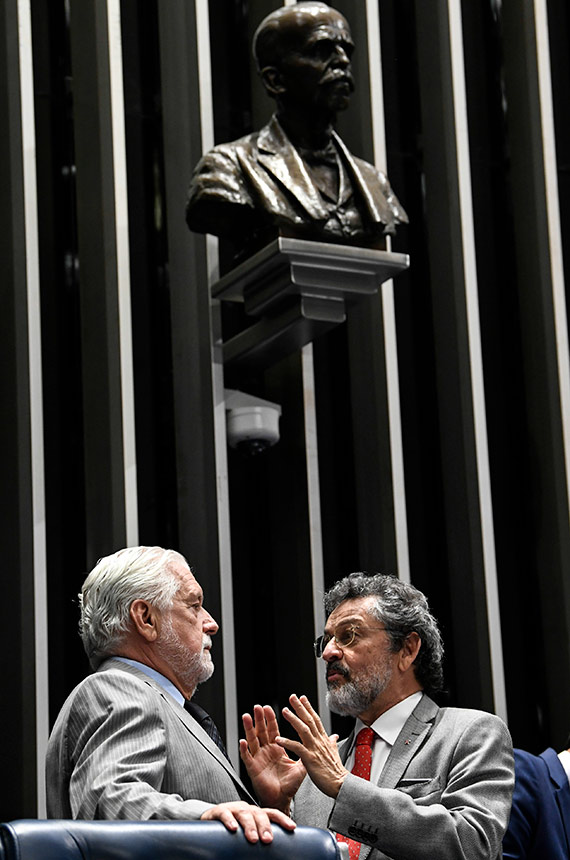 Senadores conversam no Plenário do Senado diante do busto de Ruy Barbosa (foto: Jefferson Rudy/Agência Senado)