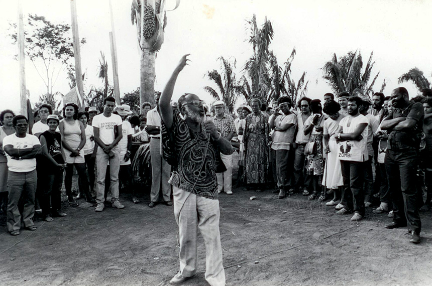 Em 1983, Abdias Nascimento participa de peregrinação à Serra da Barriga, sítio histórico do Quilombo dos Palmares (foto: Arquivo Sphan)