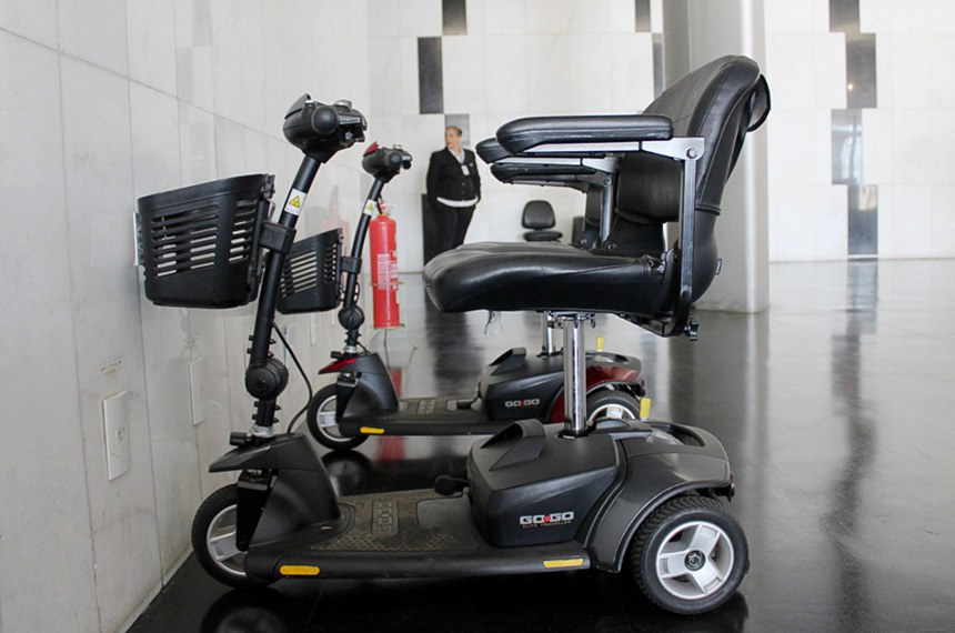 Empréstimo de triciclos motorizados facilitam mobilidade da pessoa com deficiência