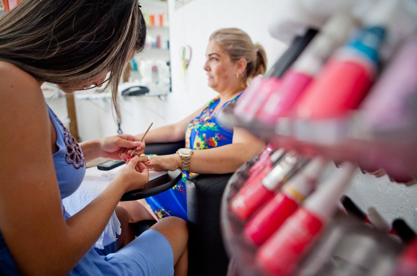Salão de beleza: sabe-se hoje que produtos químicos presentes em cosméticos são capazes de entrar no organismo e causar vários tipos de doenças, não só as dermatológicas