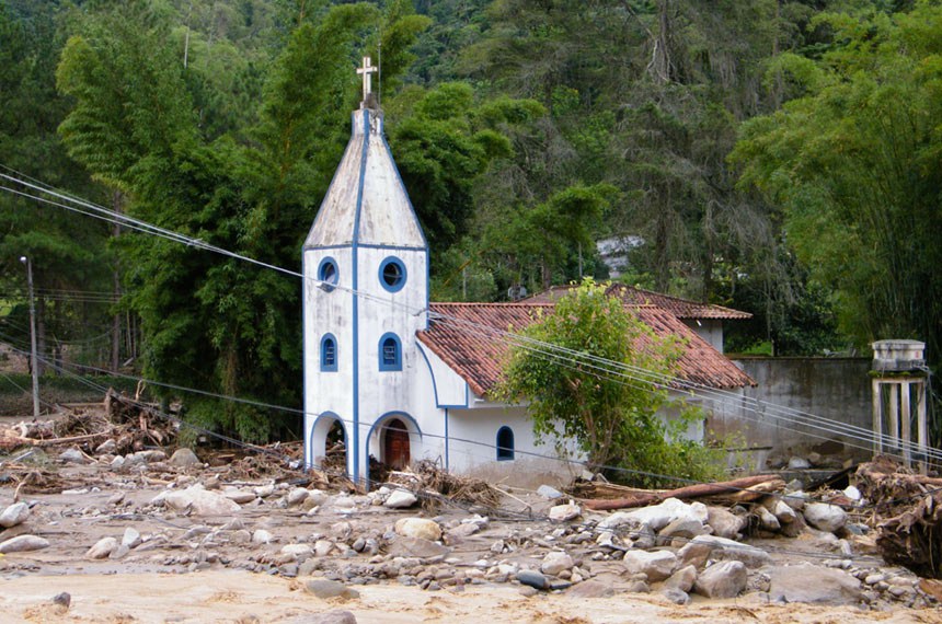 Igreja atingida por lama em Teresópolis, uma das cidades fluminenses que sofreram com deslizamentos em janeiro de 2011 