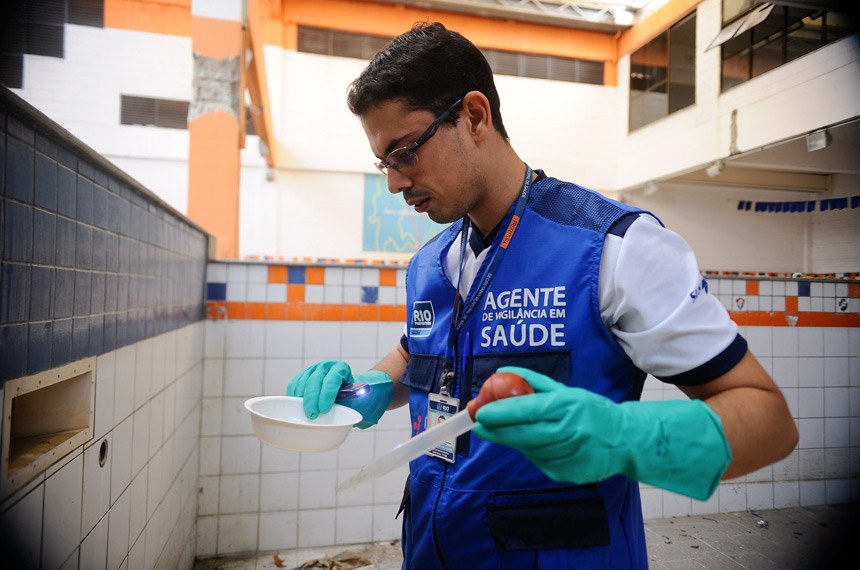 Agente busca foco do mosquito em visita a casa no Rio de Janeiro