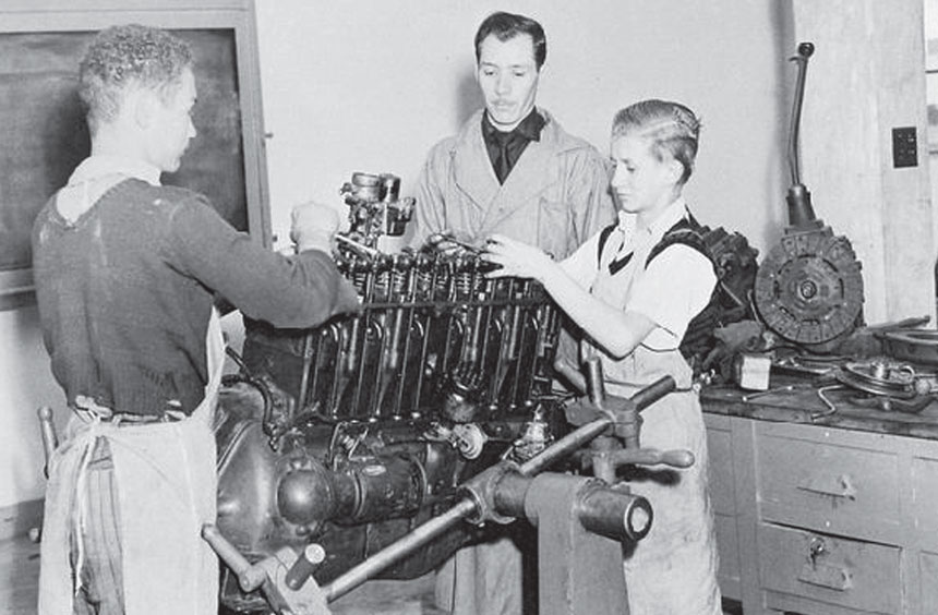 Formação de jovens aprendizes na década de 40 (foto: Centro de Memória do Sistema FIEP)
