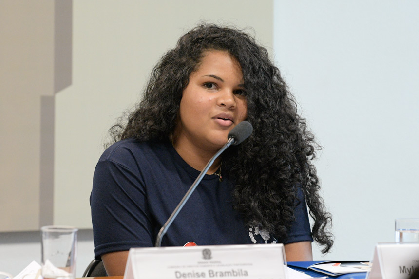 Mylena Rocha: trabalho como jovem aprendiz ajudou no sonho de entrar na faculdade (foto: Pedro França/Agência Senado)