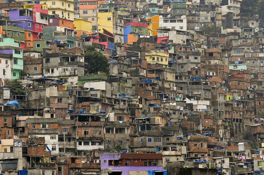 Na Favela da Rocinha, no Rio de Janeiro, 38 mil imóveis dividem uma área de 95 hectares: Programa Minha Casa, Minha Vida não resolveu problema de moradias precárias