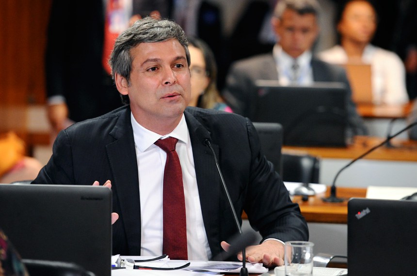 Lindbergh Farias apresentou projeto para aperfeiçoar programa habitacional 