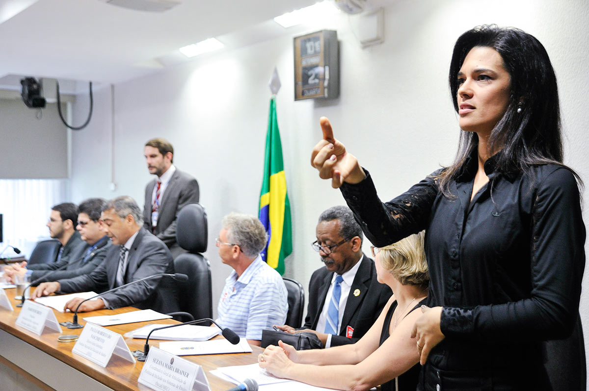 Intérprete de Libras em audiência pública no Senado (foto: Geraldo Magela/Agência Senado)