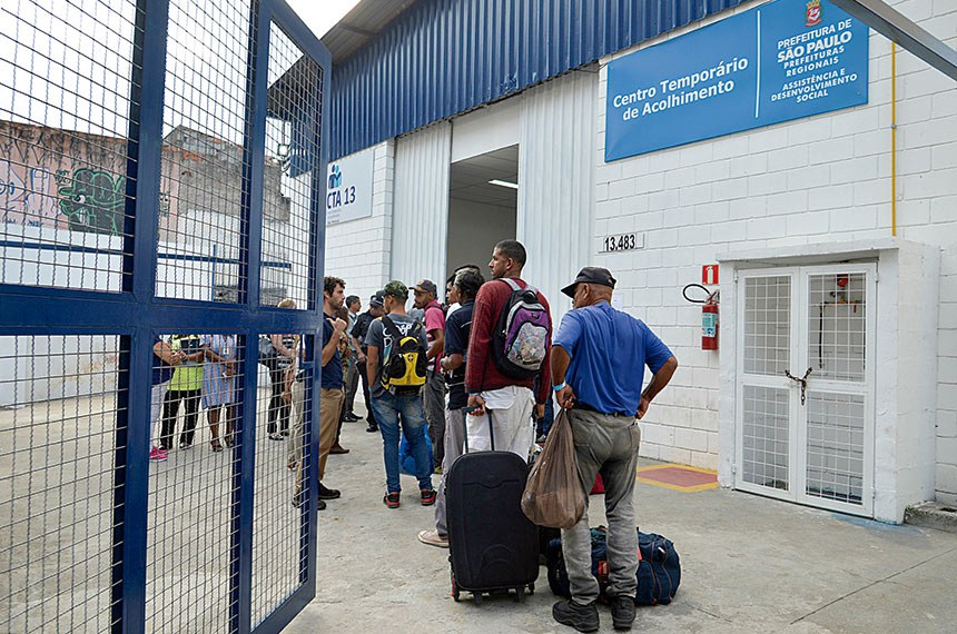Estrangeiros fazem fila para se cadastrar no Centro de Acolhimento a Imigrantes, ligado à Prefeitura de São Paulo