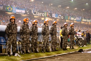 Brasil dá resposta insuficiente à violência de torcidas