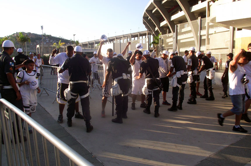 Policiais revistam torcedores na entrada do estádio do Maracanã no Rio de Janeiro (foto: Divulgação/PMERJ)