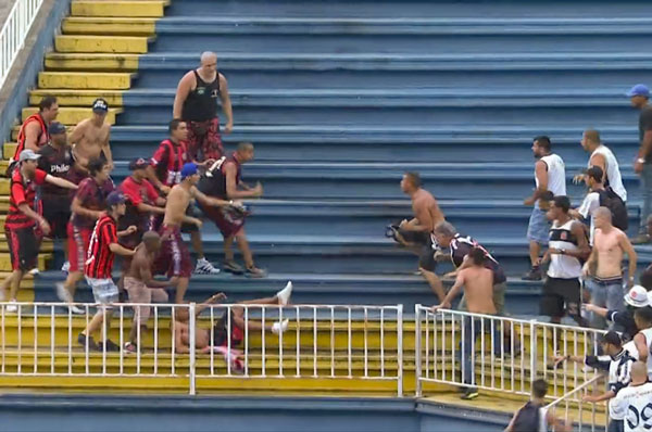 Briga entre torcedores de Vasco da Gama e Atlético-PR no Brasileiro de 2013 (foto: Reprodução/TV Globo)