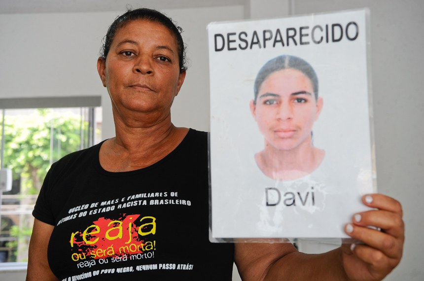Iracema Alves com foto do filho Davi, desaparecido na Bahia em 2013