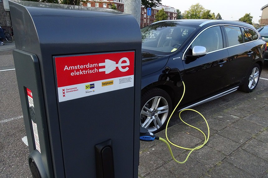 Carro elétrico é abastecido em Amsterdam: tecnologia cresce no mundo