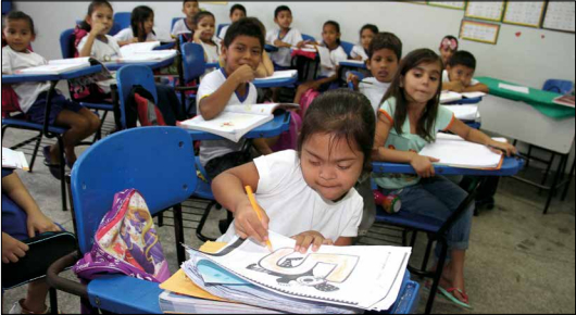 Menina com síndrome de Down durante aula em escola pública, entre alunos sem deficiência: educação é uma das áreas às quais a Lei Brasileira de Inclusão mais se dedica . Foto: Rodemarques Abreu/Prefeitura de Manaus
