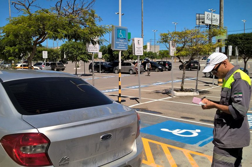 Agente fiscaliza uso de vagas para idosos e pessoas com deficiência: estacionar em local proibido seria “ofensa menor”