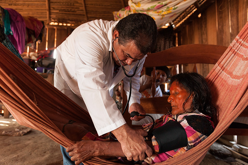 Médico atende na Aldeia Piaraçu, Kayapó, em São José do Xingu (MT) (foto: Alejandro Zambrana/Sesai)