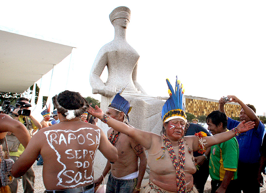 Índios protestam em frente ao STF durante discussão sobre a demarcação da terra Raposa Serra do Sol, em 2009 (Foto: Nelson Jr./STF)