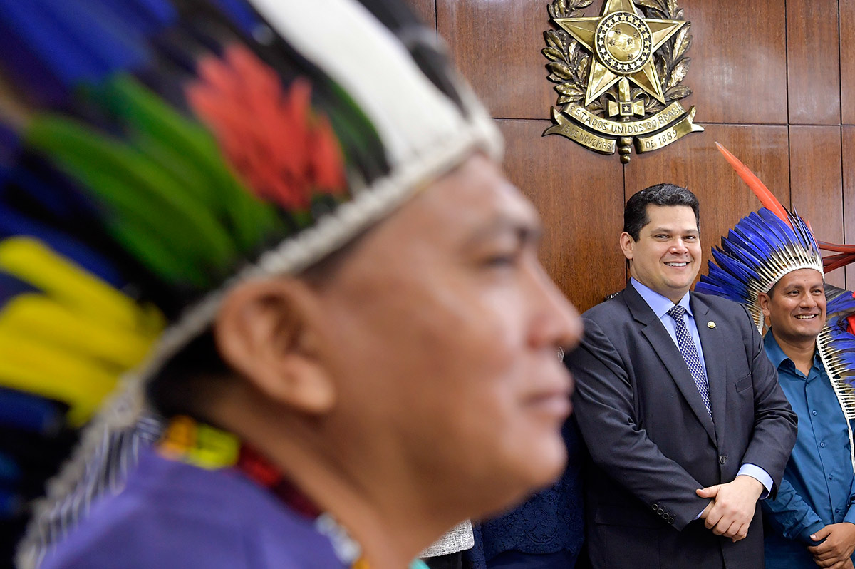 Davi Alcolumbre recebe indígenas na presidência do Senado (foto: Marcos Brandão/Senado Federal)