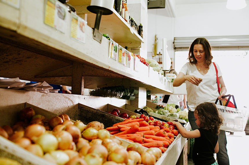 Nicole Berndt (com a filha Nina) mudou os hábitos de consumo da família
