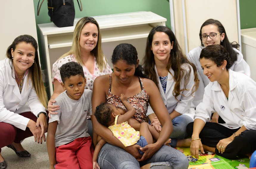 Equipe multiprofissional do Hospital de Apoio de Brasília, com a mãe e o irmão mais velho de Maria Helena, de 1 ano