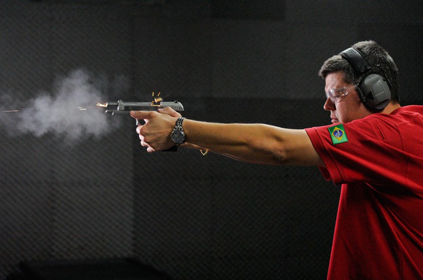 O instrutor de tiro Rodrigo Moreira afirma que o aumento da violência faz crescer a procura do clube para defesa pessoal