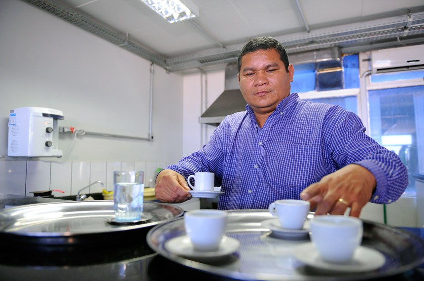 Experiência de Raimundo Gomes, que trabalha como garçom, é exceção 