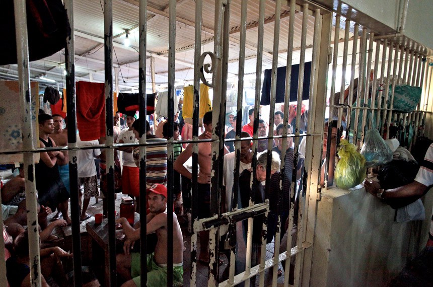Presos em casa de detenção do Recife: superlotação das penitenciárias brasileiras dificulta a reabilitação dos criminosos