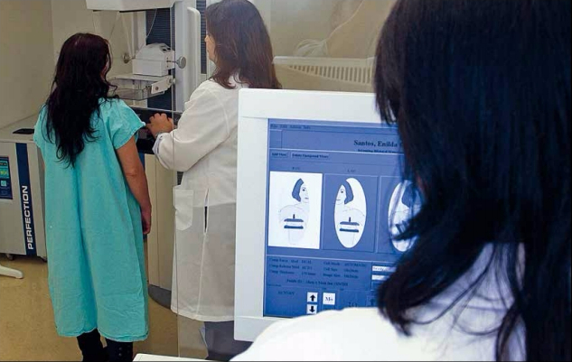 Posição exigida para a mamografia impossibilita que muitas mulheres com deficiência física consigam fazer o exame, que é essencial à prevenção do câncer do mama. Foto: Milton Michida/Governo do Estado de SP