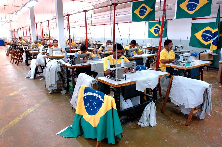 Na Papuda, presídio do DF, o trabalho interno é exercido em oficinas, como a de costura industrial, por presos condenados a cumprir pena em regime fechado ou semiaberto