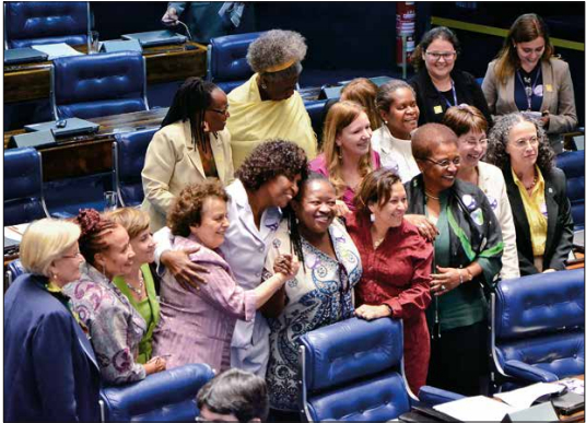 Parlamentares e representantes do governo e das domésticas comemoram, em 2013, aprovação do texto que ampliou direitos. - Foto: Rafael Carvalho / Agência Senado