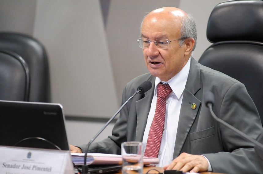 "Com uma dívida nesse patamar, estamos sacrificando investimentos no Brasil", afirma José Pimentel