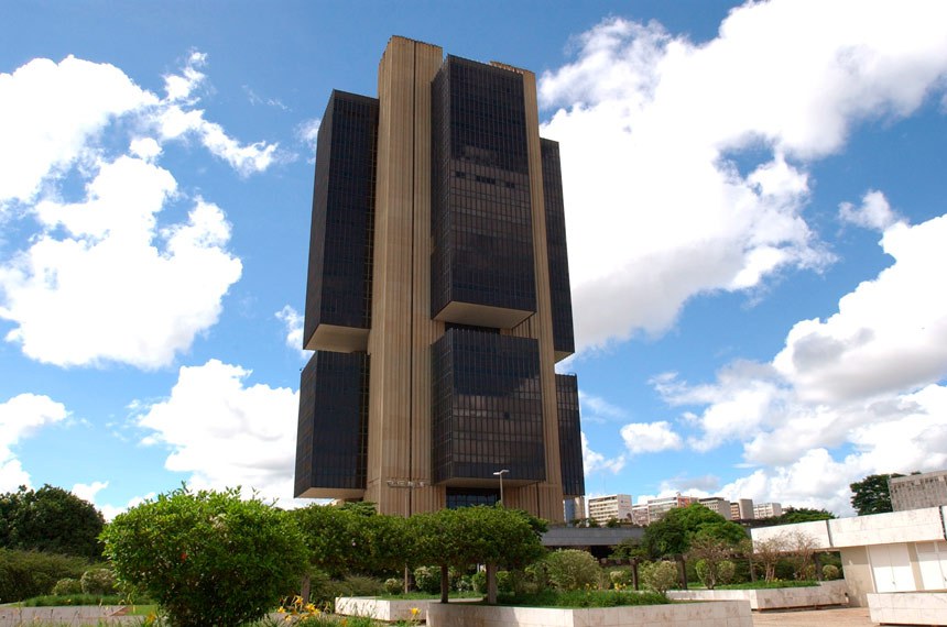 Taxa básica de juros definida pelo Banco Central do Brasil é uma das mais altas do mundo: 12,25% ao ano