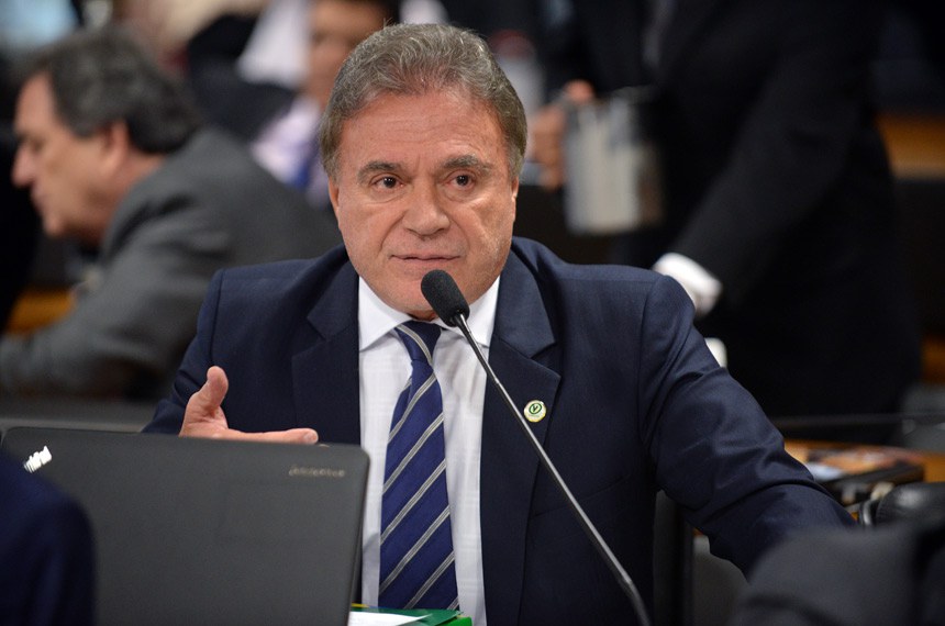 "Que dívida é essa? Para onde foi esse dinheiro? Será que devemos tudo isso?", questiona Alvaro Dias 