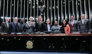 Parlamentares e representantes da categoria festejam a aprovação da proposta. Foto: Jonas Pereira/Agência Senado – 6/5/2015