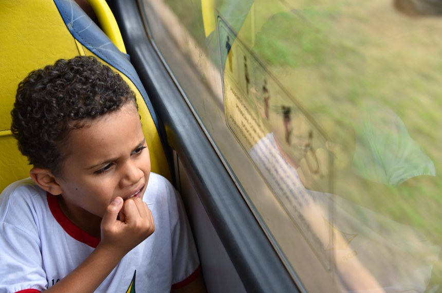 Miguel, autista, toma 7 ônibus por dia com a mãe para ir às terapias