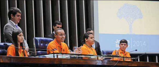 Observados pelo diretor-geral da Mesa, Luiz Fernando Bandeira, os jovens senadores de 2014 discutem projetos no Plenário. Foto: Geraldo Magela/Agência Senado