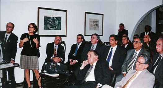 Então presidente Fernando Henrique (terno claro) e senadores veem apresentação do programa em 1997. Foto: Divulgação/Interlegis